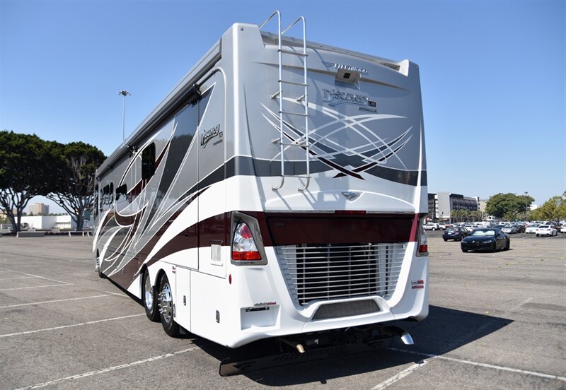 2021 Fleetwood Discovery LXE 44S - Photo 4 - Orange, CA 92867