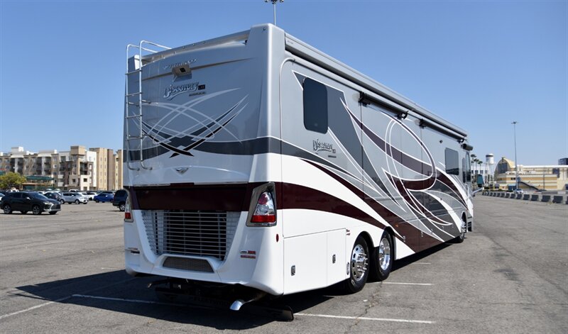 2021 Fleetwood Discovery LXE 44S - Photo 2 - Orange, CA 92867