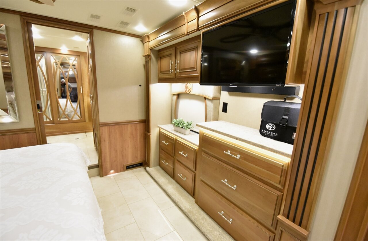 2018 Entegra Cornerstone 45W   - Photo 37 - Orange, CA 92867