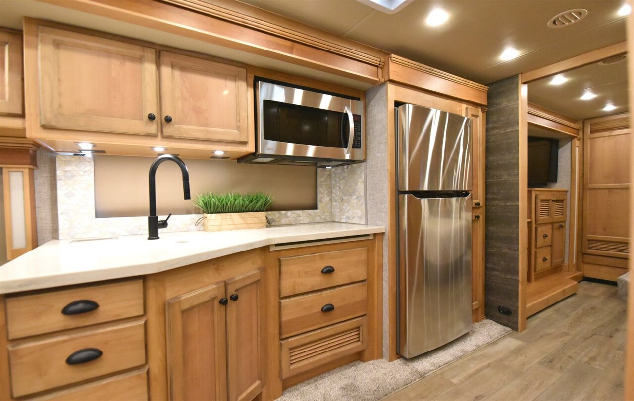 2023 Tiffin Allegro Red 33AA   - Photo 21 - Orange, CA 92867