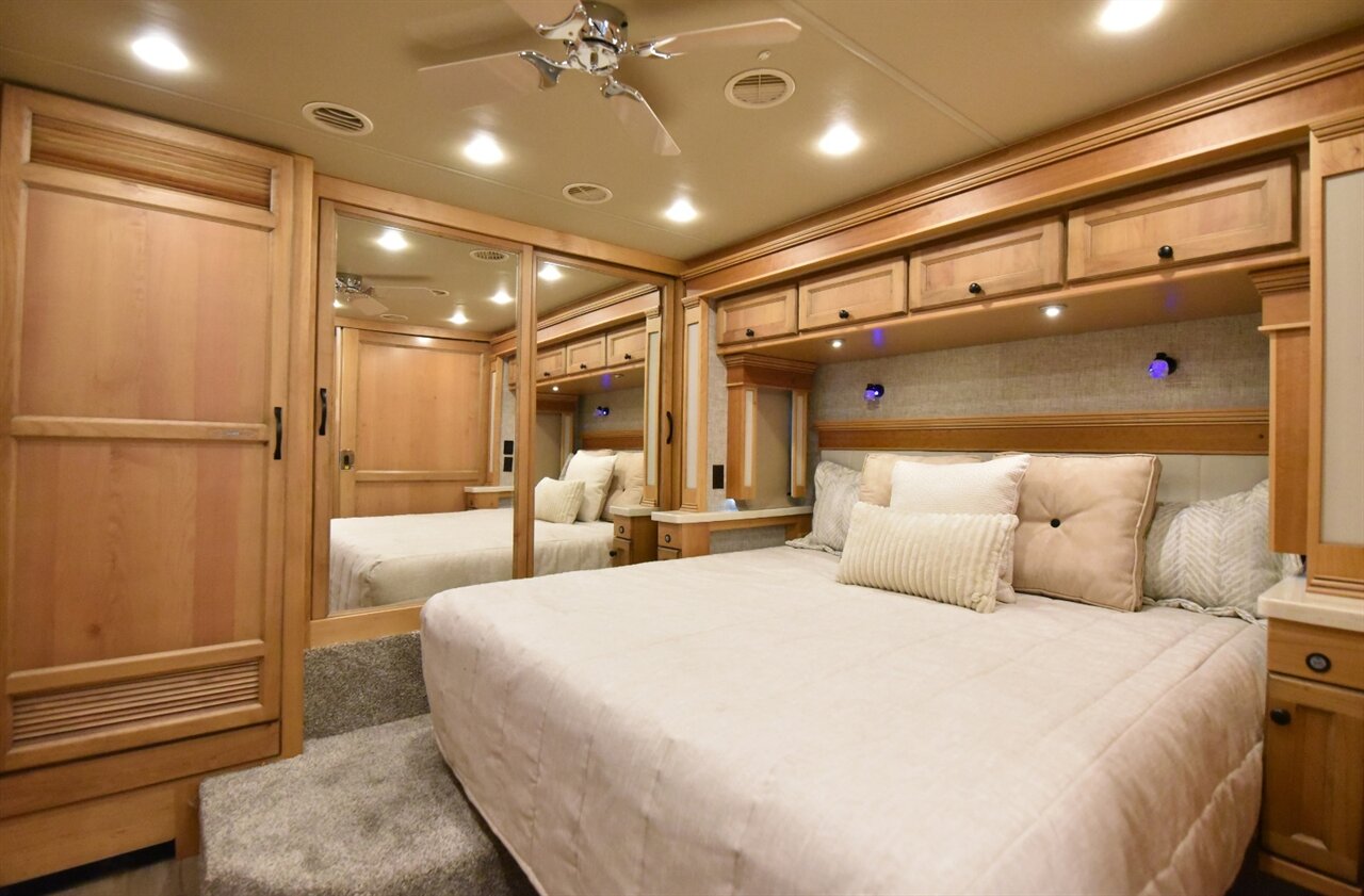 2023 Tiffin Allegro Red 33AA   - Photo 28 - Orange, CA 92867