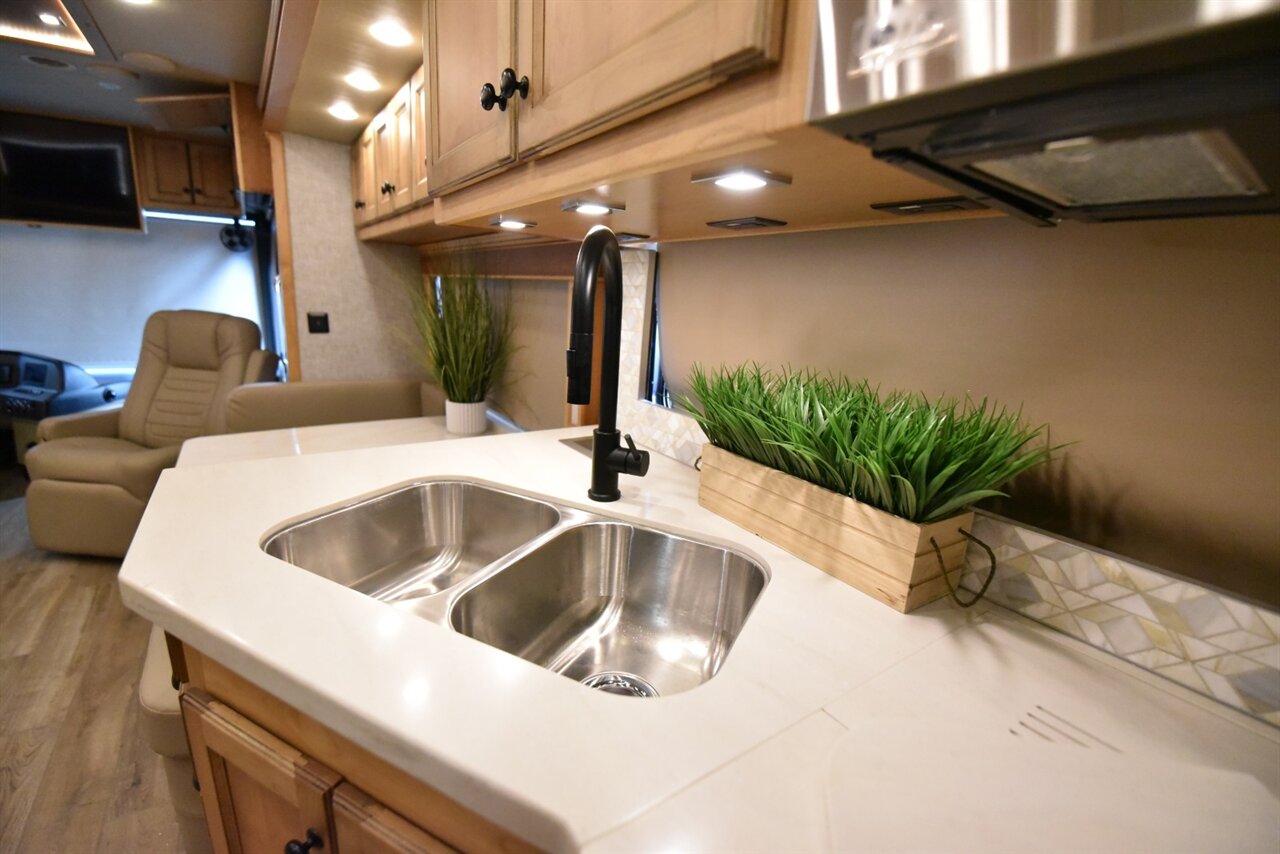 2023 Tiffin Allegro Red 33AA   - Photo 23 - Orange, CA 92867