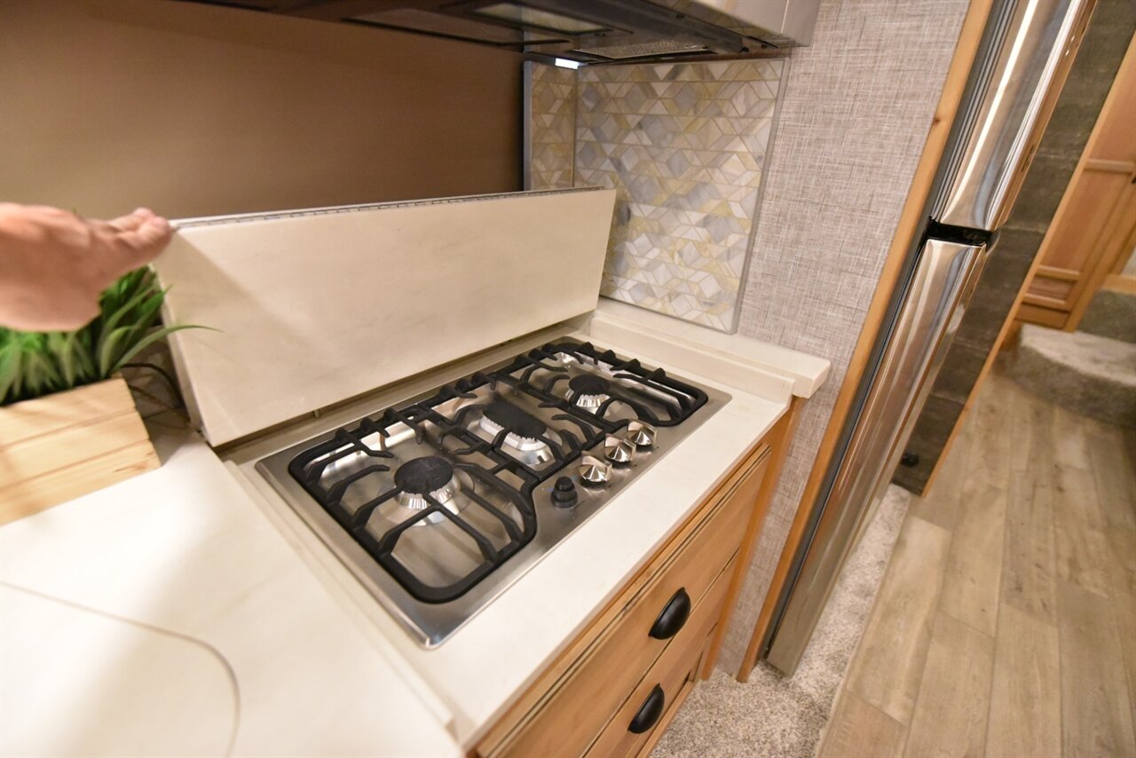 2023 Tiffin Allegro Red 33AA   - Photo 22 - Orange, CA 92867