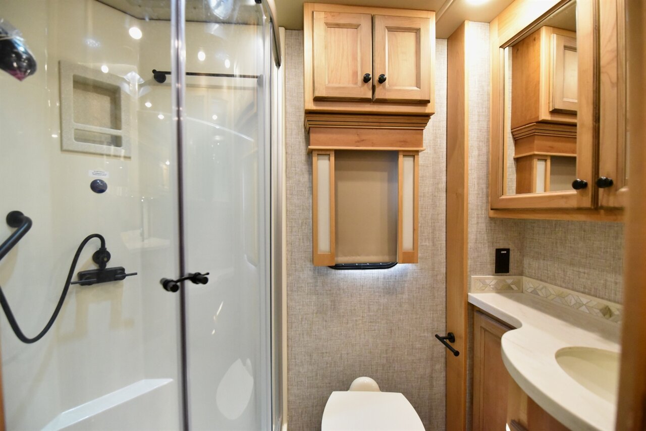 2023 Tiffin Allegro Red 33AA   - Photo 26 - Orange, CA 92867