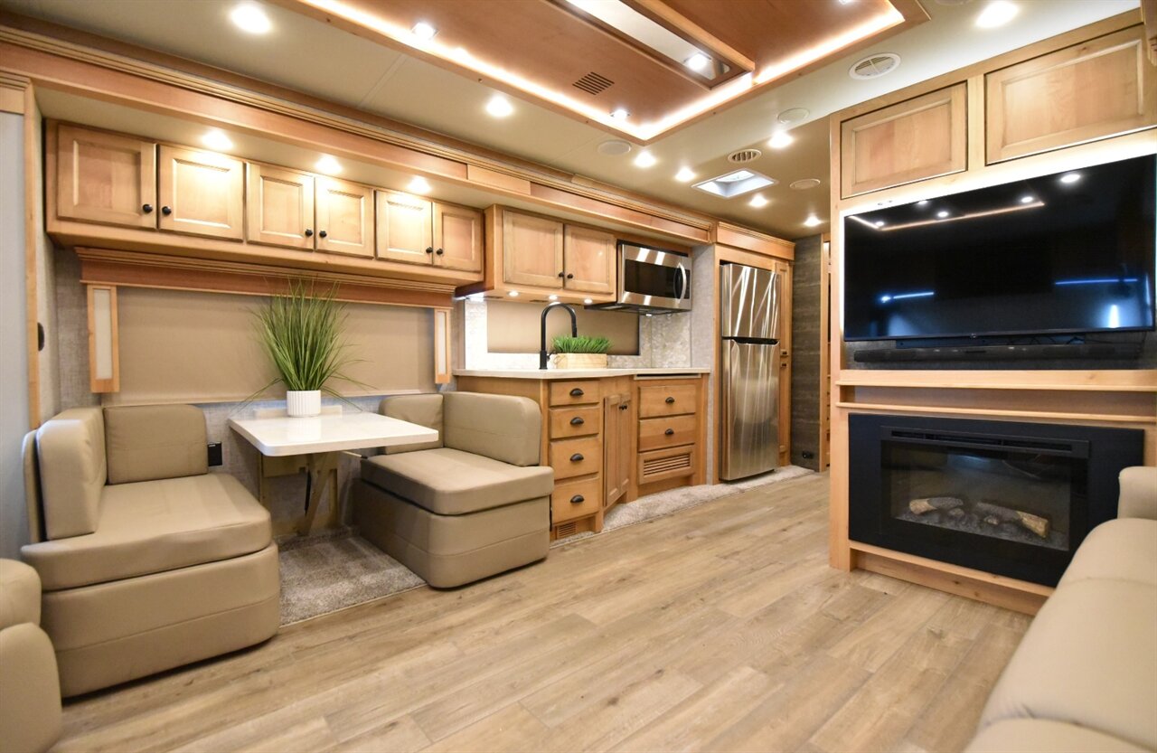 2023 Tiffin Allegro Red 33AA   - Photo 18 - Orange, CA 92867