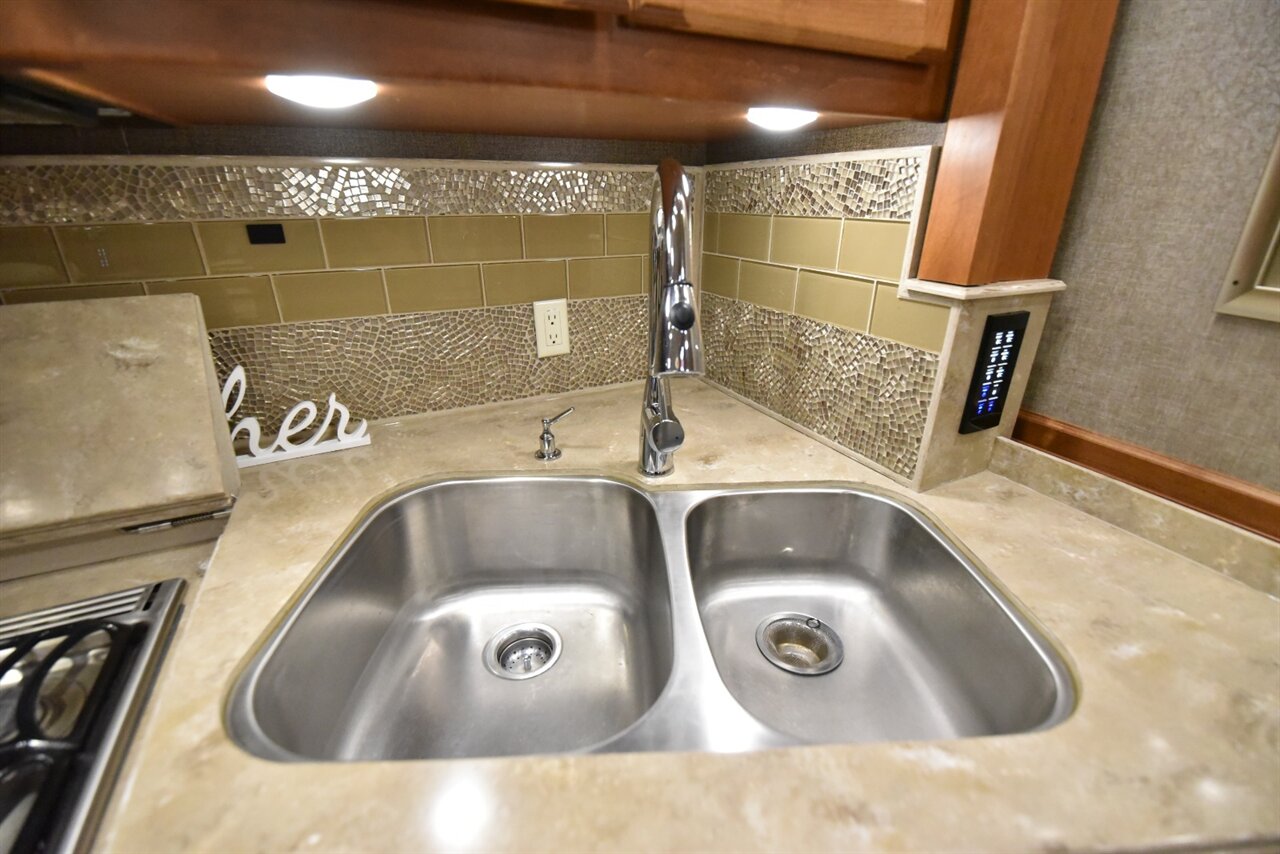 2017 Tiffin Phaeton 40QBH - Photo 61 - Orange, CA 92867