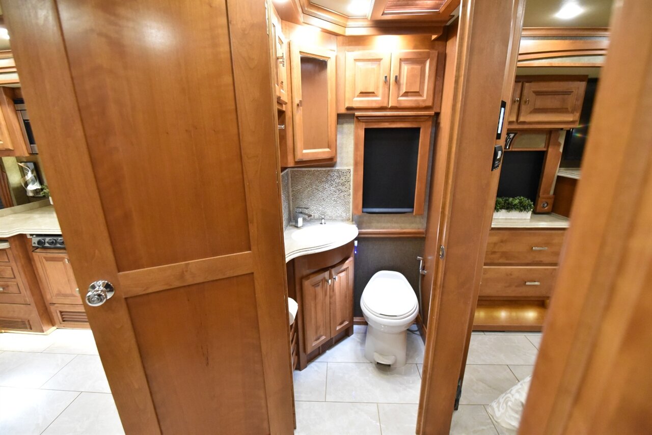 2017 Tiffin Phaeton 40QBH - Photo 70 - Orange, CA 92867