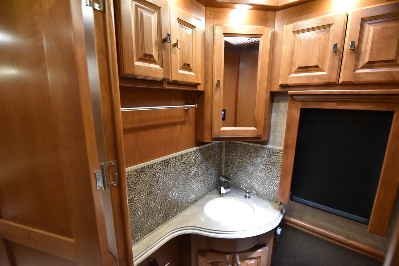 2017 Tiffin Phaeton 40QBH - Photo 71 - Orange, CA 92867