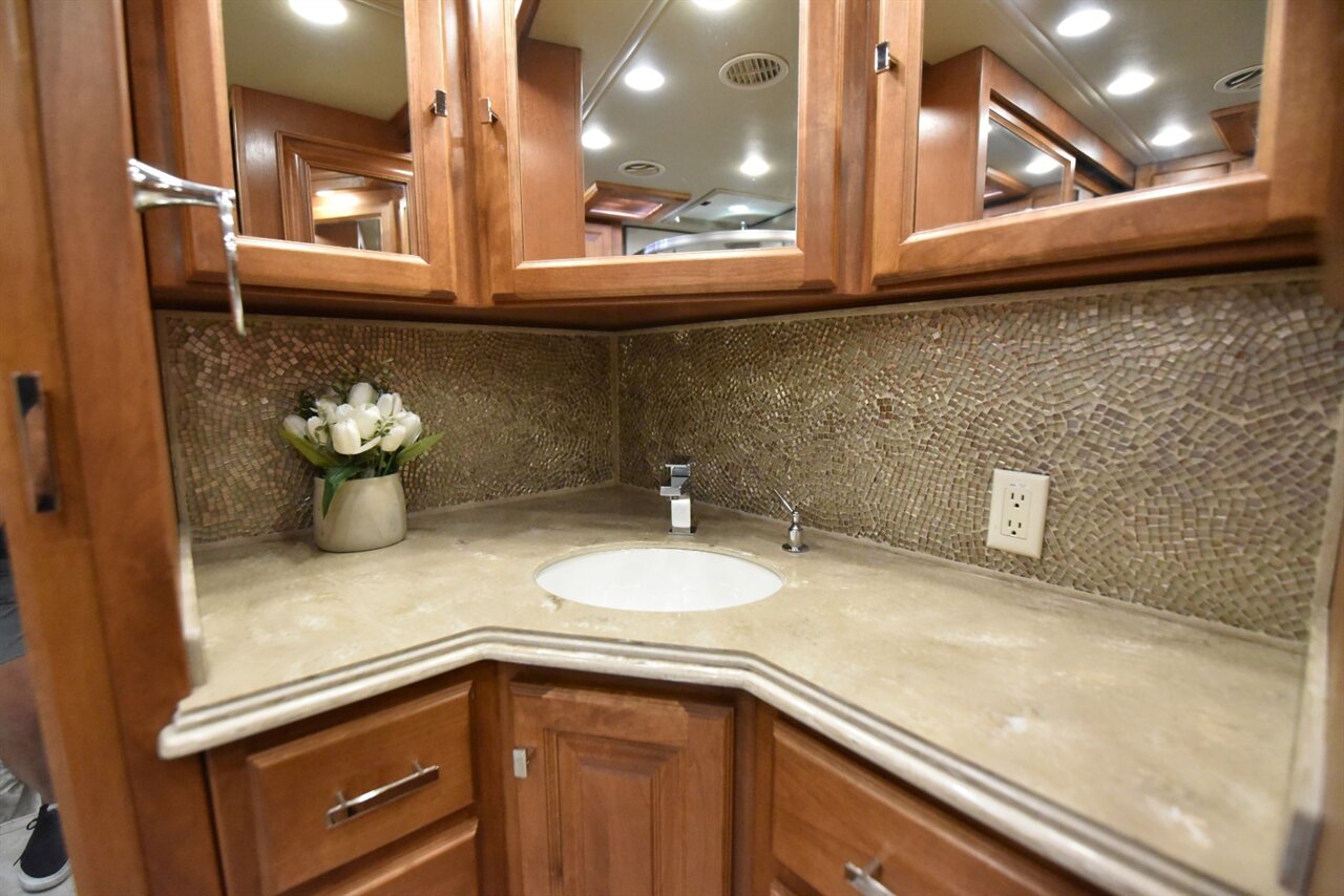 2017 Tiffin Phaeton 40QBH - Photo 80 - Orange, CA 92867