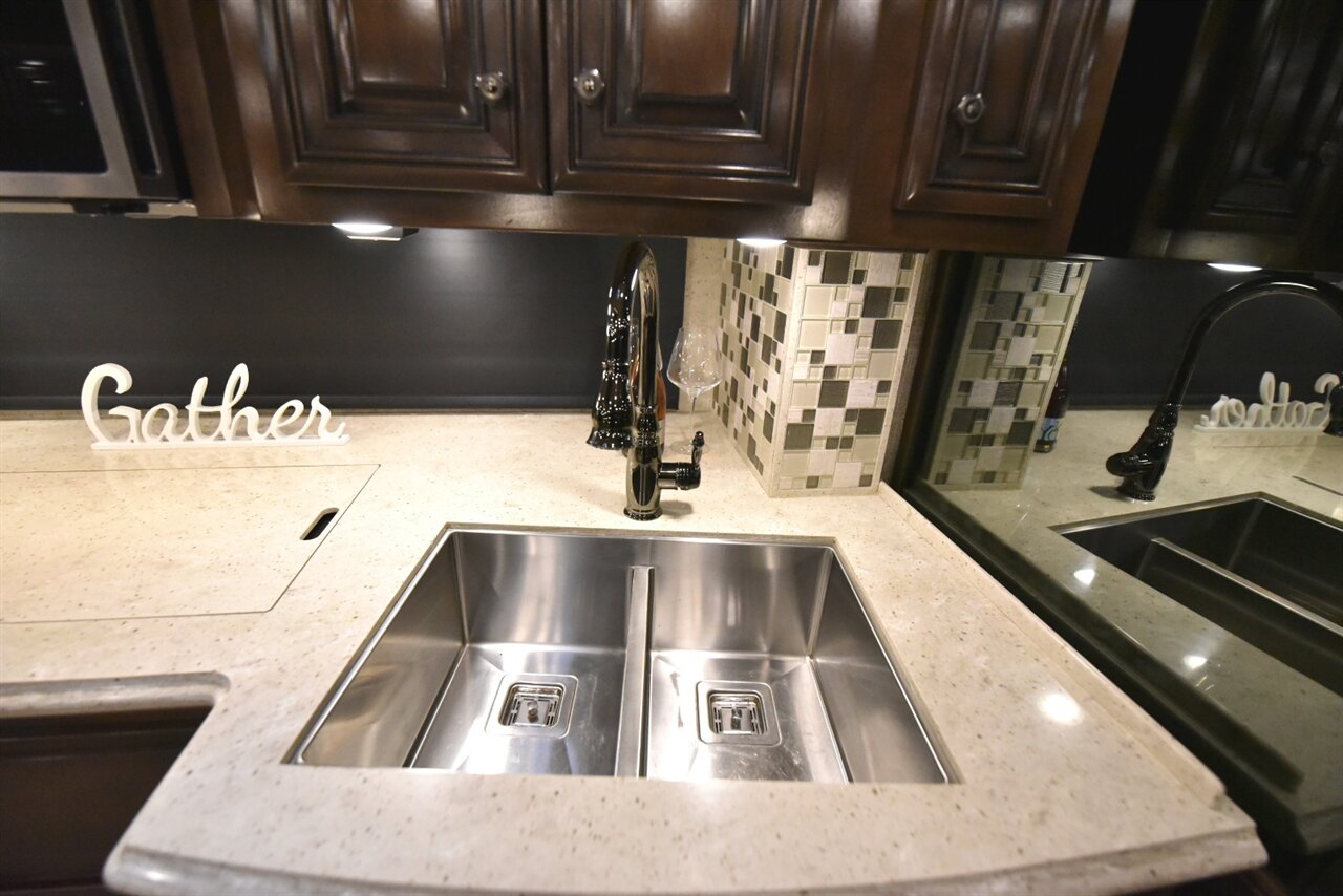 2020 Newmar Dutchstar 4081   - Photo 37 - Orange, CA 92867