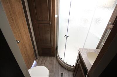 2018 FLAGSTAFF 526RLWS   - Photo 13 - Algona, IA 50511