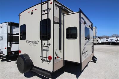 2018 FLAGSTAFF 526RLWS   - Photo 4 - Algona, IA 50511