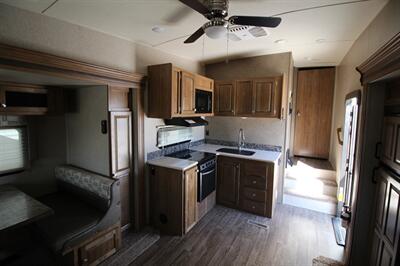 2018 FLAGSTAFF 526RLWS   - Photo 9 - Algona, IA 50511