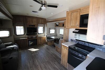 2018 FLAGSTAFF 526RLWS   - Photo 6 - Algona, IA 50511