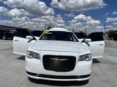 2017 Chrysler 300 Limited   - Photo 4 - Phoenix, AZ 85009