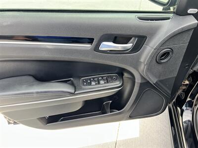 2022 Chrysler 300 S V8   - Photo 13 - Phoenix, AZ 85009