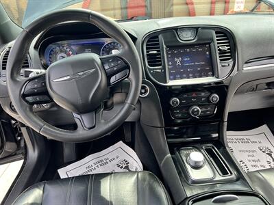2022 Chrysler 300 S V8   - Photo 10 - Phoenix, AZ 85009