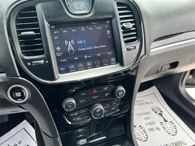 2022 Chrysler 300 S V8   - Photo 9 - Phoenix, AZ 85009
