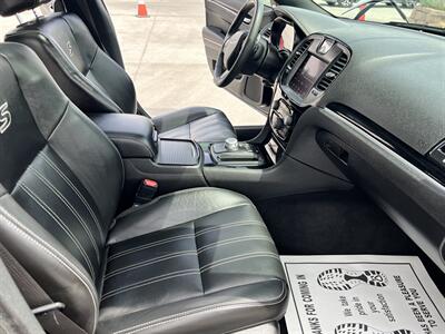 2022 Chrysler 300 S V8   - Photo 17 - Phoenix, AZ 85009
