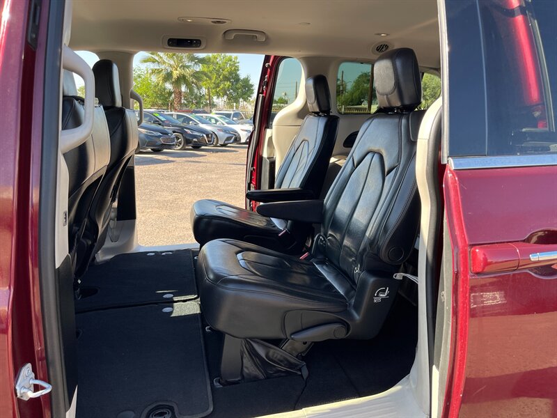 2017 Chrysler Pacifica Touring Plus photo 4
