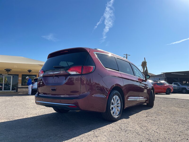 2017 Chrysler Pacifica Touring Plus photo 2