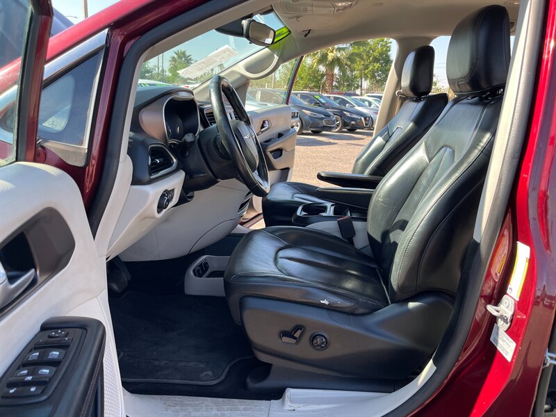 2017 Chrysler Pacifica Touring Plus photo 3