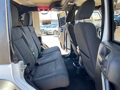 2011 Jeep Wrangler Unlimited Rubicon   - Photo 10 - Phoenix, AZ 85009