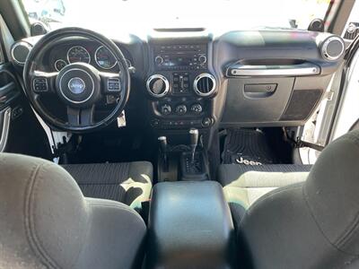 2011 Jeep Wrangler Unlimited Rubicon   - Photo 11 - Phoenix, AZ 85009