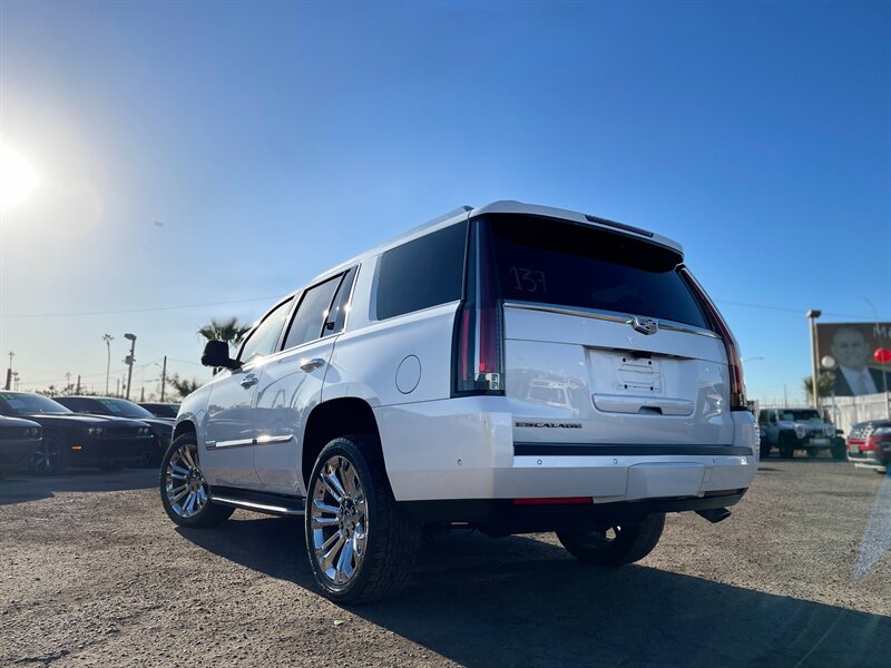 2017 Cadillac Escalade Luxury photo 3