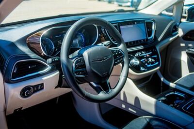 2023 Chrysler Pacifica Limited   - Photo 16 - Albuquerque, NM 87114