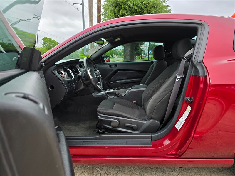 2014 Ford Mustang V6 Premium - Photo 13 - Garland, TX 75042