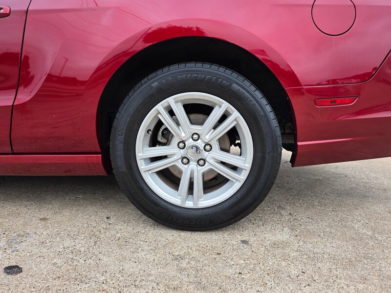 2014 Ford Mustang V6 Premium - Photo 4 - Garland, TX 75042