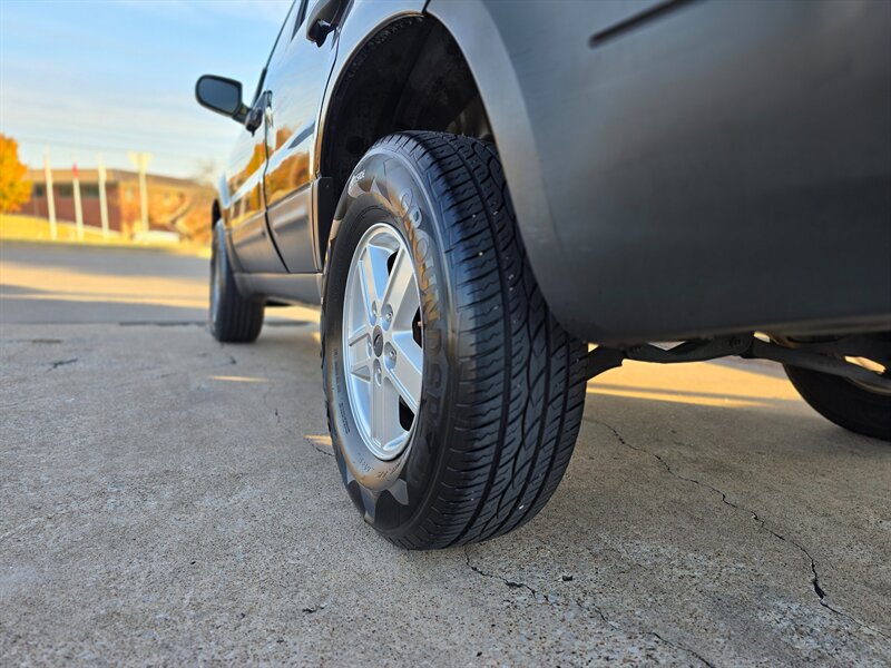 2005 Ford Escape XLS - Photo 5 - Garland, TX 75042