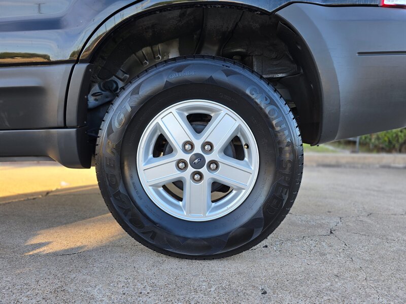 2005 Ford Escape XLS - Photo 4 - Garland, TX 75042