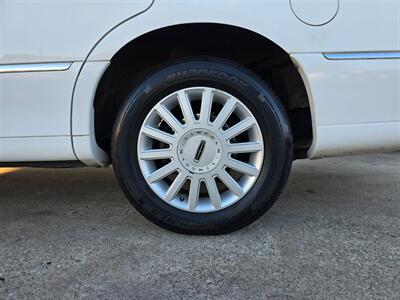2005 Lincoln Town Car Signature   - Photo 4 - Garland, TX 75042