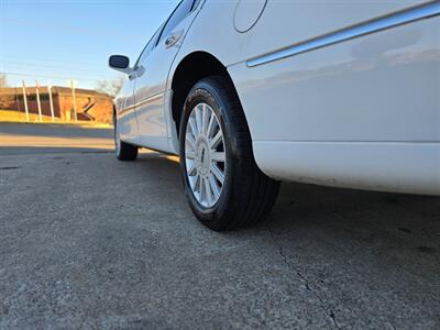 2005 Lincoln Town Car Signature   - Photo 5 - Garland, TX 75042