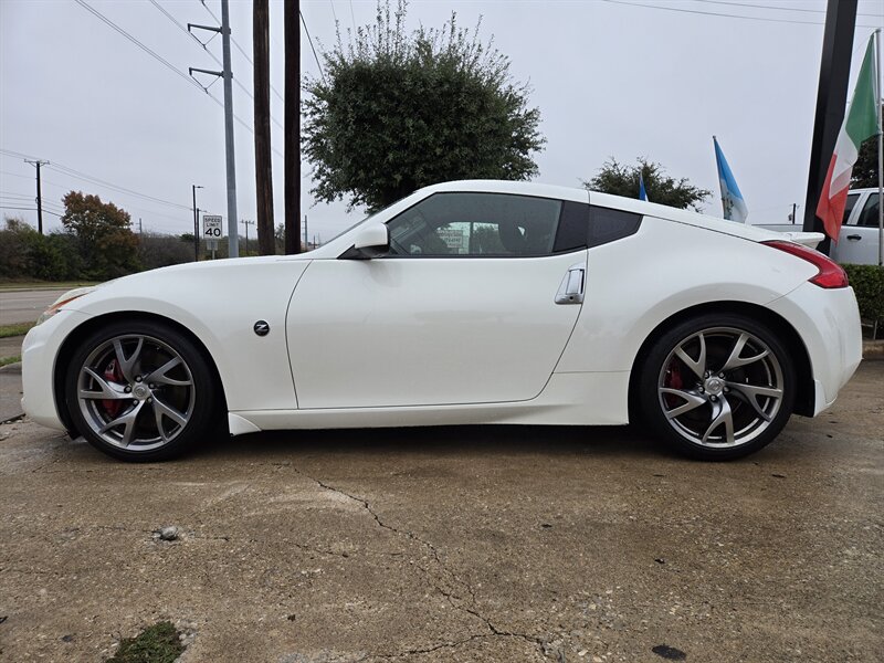 2015 Nissan 370Z Sport Tech - Photo 4 - Garland, TX 75042