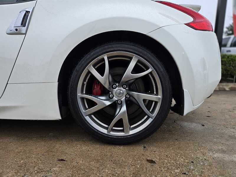 2015 Nissan 370Z Sport Tech - Photo 5 - Garland, TX 75042