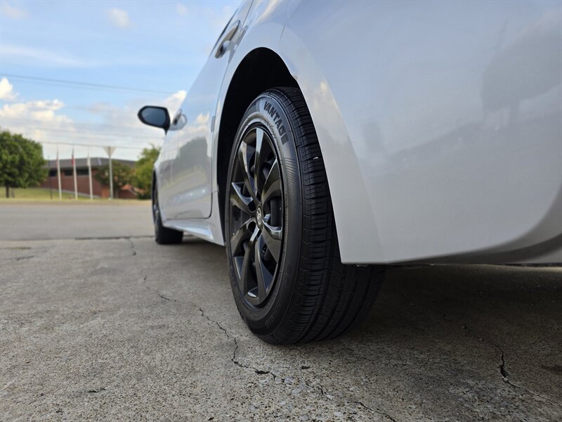 2020 Toyota Corolla LE   - Photo 5 - Garland, TX 75042