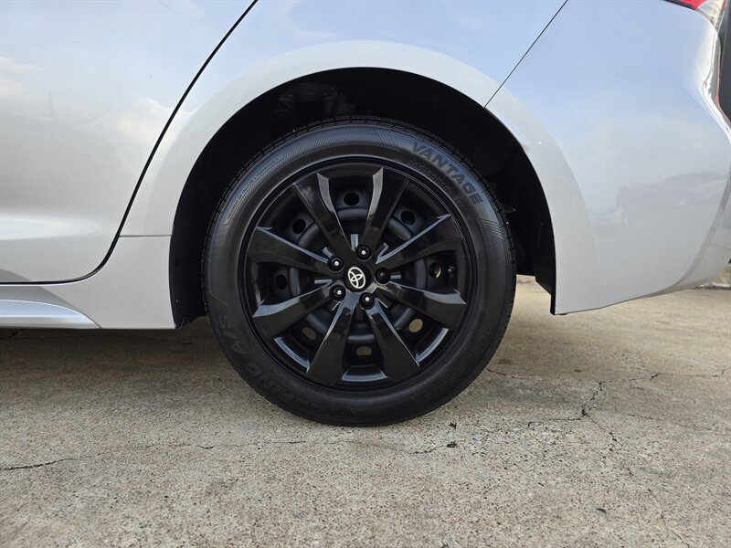 2020 Toyota Corolla LE   - Photo 4 - Garland, TX 75042