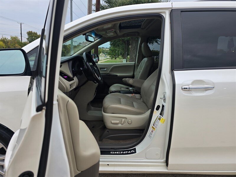 2016 Toyota Sienna XLE 8-Passenger - Photo 16 - Garland, TX 75042