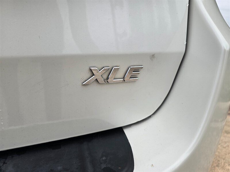 2016 Toyota Sienna XLE 8-Passenger - Photo 8 - Garland, TX 75042