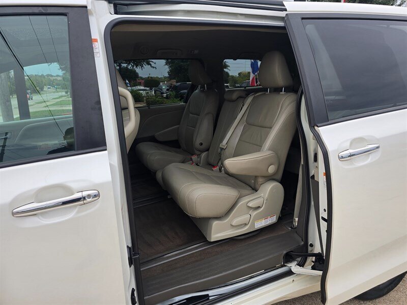 2016 Toyota Sienna XLE 8-Passenger - Photo 17 - Garland, TX 75042