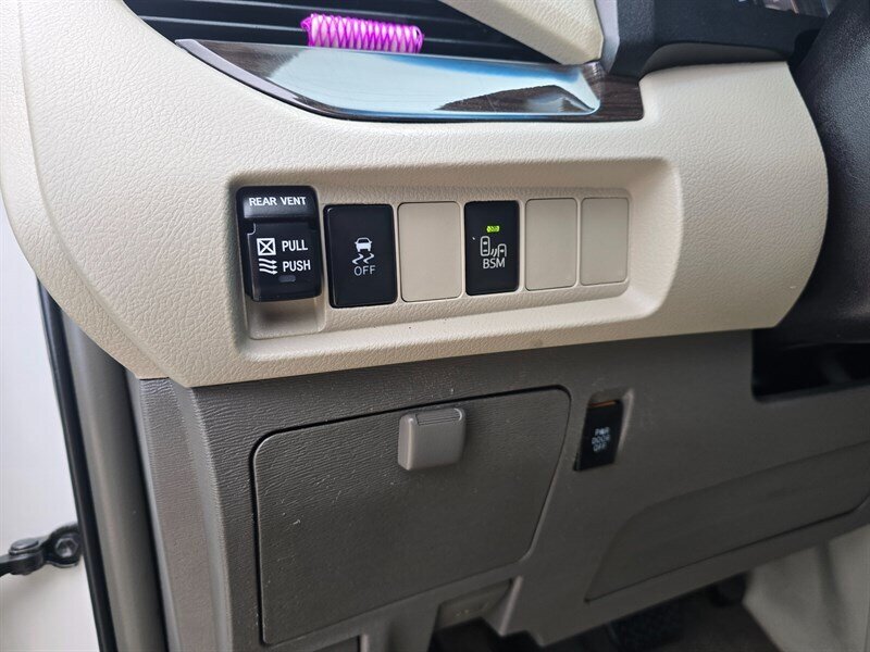 2016 Toyota Sienna XLE 8-Passenger - Photo 14 - Garland, TX 75042