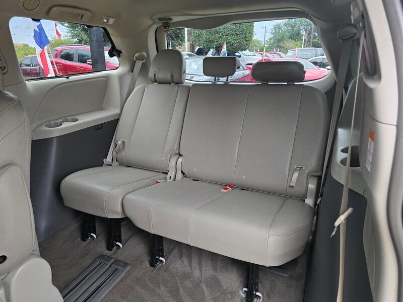 2016 Toyota Sienna XLE 8-Passenger - Photo 18 - Garland, TX 75042