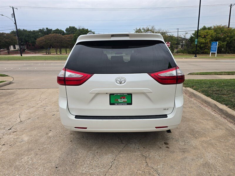 2016 Toyota Sienna XLE 8-Passenger - Photo 7 - Garland, TX 75042