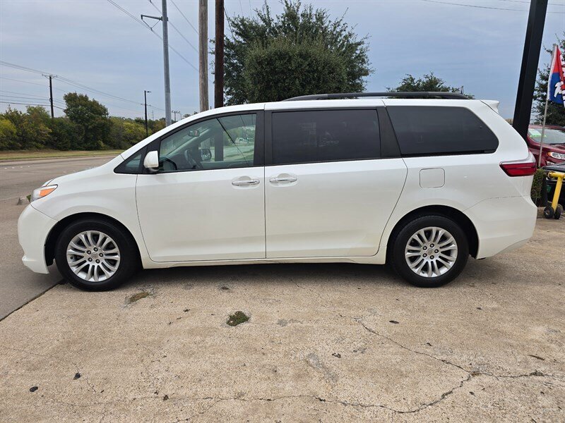 2016 Toyota Sienna XLE 8-Passenger - Photo 3 - Garland, TX 75042