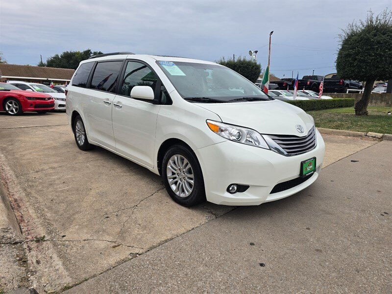 2016 Toyota Sienna XLE 8-Passenger - Photo 11 - Garland, TX 75042