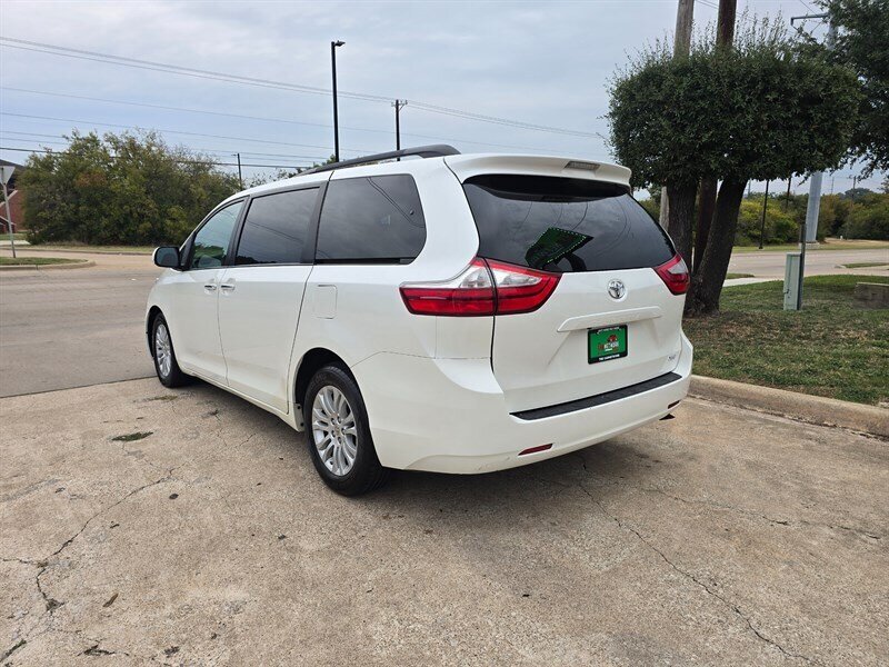 2016 Toyota Sienna XLE 8-Passenger - Photo 6 - Garland, TX 75042