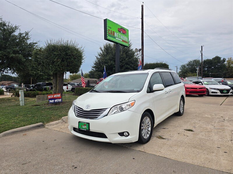 2016 Toyota Sienna XLE 8-Passenger   - Photo 1 - Garland, TX 75042